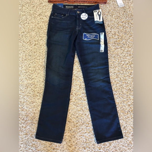 Women’s sweater & Lee curved fit jeans - Picture 4 of 5